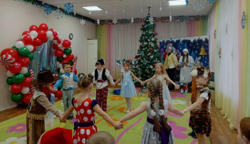 Новогодний утренник в группе "Пчелки" Новогодний утренник в группе "Пчелки".